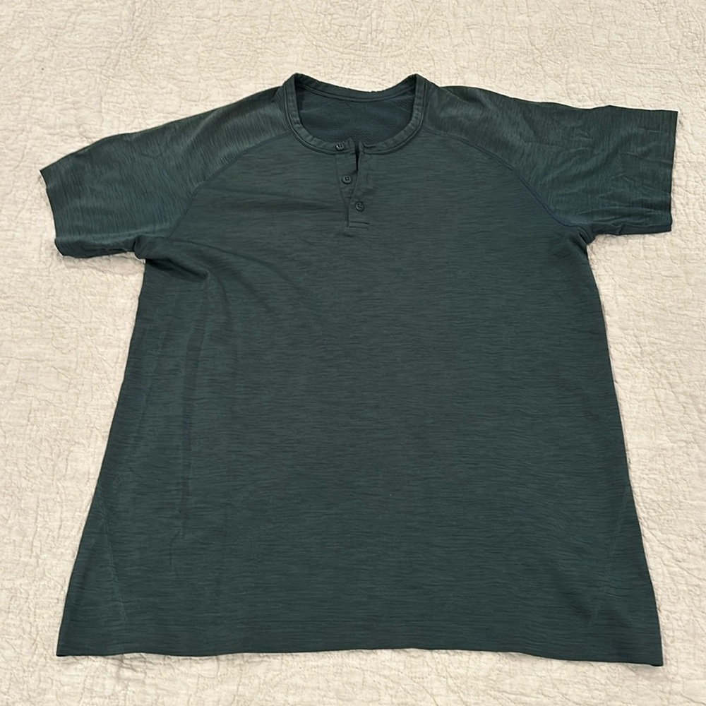 Lululemon metal vent henley. Size large. Color green.